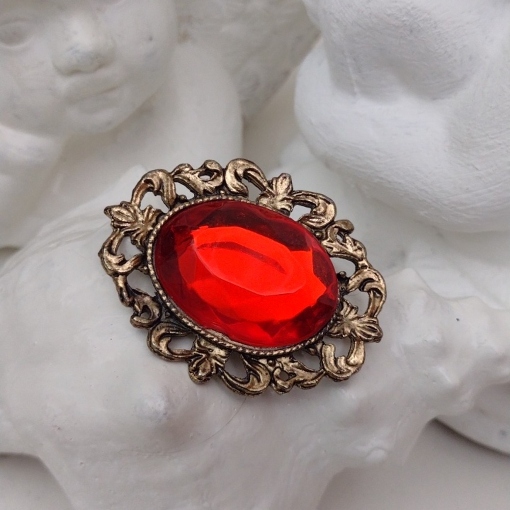 Vintage-Style Multifaceted Vibrant Red Glass Stone Gold Tone Brooch